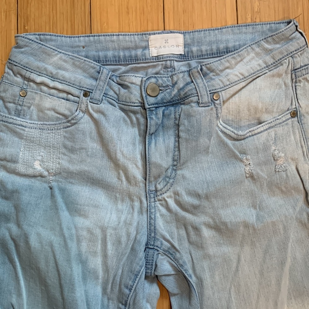 Caslon boyfriend distressed blue jeans. Size 26P